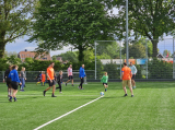 Laatste training S.K.N.W.K. JO7-1 (partijtje tegen de ouders) van maandag 27 mei 2024 (77/180)